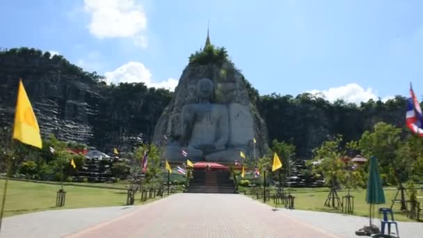 Escultura Esculpir Grande Buda Escultura Pedra Penhasco Montanha Wat Khao — Vídeo de Stock