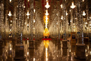 Tayland 'ın başkenti Uthai Thani' de 2 Kasım 2023 tarihinde, antik cam katedral ve antik Buda insanları için ziyaret etmek kutsal dilek dileklerini kutsamak için Wat Chantaram veya Tha Sung Kristal Tapınağı 'na gitmektir.