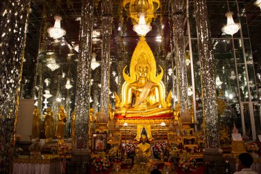 Thai halkı için camdan bir katedralde antik Buda 2 Kasım 2023 'te Uthai Thani Tayland' da Wat Chantaram veya Tha Sung Kristal Tapınağı 'nda kutsal bir gizem için dua eder ve ziyaret eder.