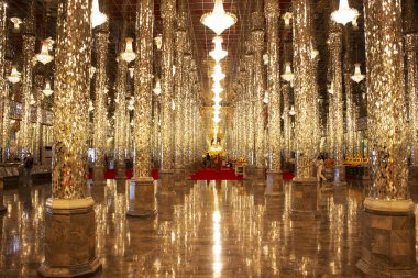 Antik cam katedral ve Taylandlılar için antik Buda heykeli. Seyahat edenler, kutsal dua dileklerine saygı duyun. Wat Chantaram ya da Tayland Uthai Thani 'deki Tha Sung Kristal Tapınağı' nda kutsal gizem.