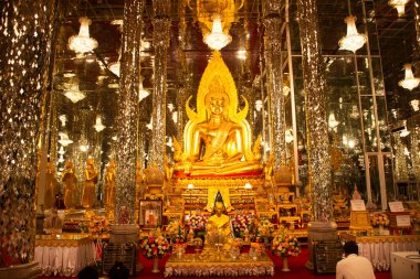 Thai halkı için camdan bir katedralde antik Buda 2 Kasım 2023 'te Uthai Thani Tayland' da Wat Chantaram veya Tha Sung Kristal Tapınağı 'nda kutsal bir gizem için dua eder ve ziyaret eder.