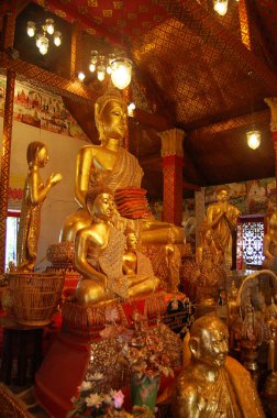 Taylandlı gezginler için antik Buda heykeli 5 Eylül 2010 'da Uthaithani Tayland' da bulunan Wat Chantaram veya Tha Sung tapınağında kutsal bir gizem için dua etmek üzere ziyaret edin.