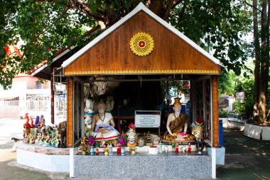 Taylandlı gezginler için antik keşiş heykelleri ya da antik eremite heykelleri 4 Kasım 2023 'te Ayutthaya, Tayland' da bulunan Wat Bang Nom Kho Tapınağı 'nda kutsanmış mitolojiye saygı gösterirler.
