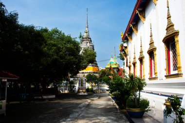 Antik Ubosot Papazlık Salonu ve antik çedi stupa Tayland 'da Ayutthaya Tayland' da Sena 'da bulunan Wat Bang Nom Kho Luang Por Parn Tapınağı' nda kutsanmış Buda 'nın kutsal gizemine saygı gösterin.