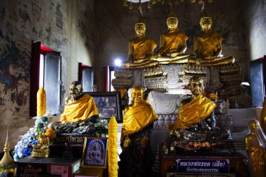 Luang Phor Rod Budist aziz kutsal arhat veya Budizm soylu keşiş arahant ve tanrı meleği Buddha için 4 Kasım 2023 'te Tayland' ın Ayutthaya kentinde, Wat Pradu Songtham 'da yapılan duaya saygı duyun.