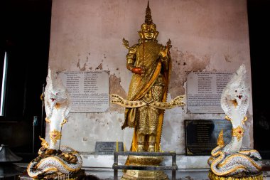 Phra Siam Devadhiraj koruyucu ruh tanrısı veya Phra Sayam Thewathirat Tayland 'da 4 Kasım 2023' te Wat Pradu Songtham 'da namaz kılan insanlar için Siam melek koruma ülkesi.