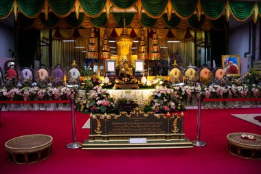 Phra Ratchasuthi Yan Mongkhon Budist Arhat veya Luang Pho Charan Thitathammo Budizm soylu keşiş arahantı thai halkı için ziyaret 2 Kasım 2023 'de Sing Buri Tayland' da Wat Amphawan 'da namaz kılmak