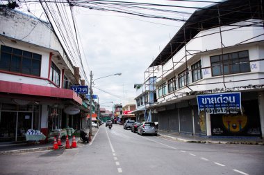 Şehir manzarası ve antik banpong eski kasaba ve klasik ev ya da Tayland 'da 14 Kasım 2023' te Tayland 'ın Ratchaburi kentindeki Ban Pong şehrini gezen gezginler için retro ev