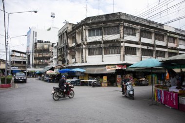 Şehir manzarası ve antika pazarındaki trafik yolu ve eski kasaba ve antika ev ya da Tayland 'ın Ratchaburi kentindeki 14 Kasım 2023' te Fotharam şehrinde seyahat eden insanlar için retro ev.