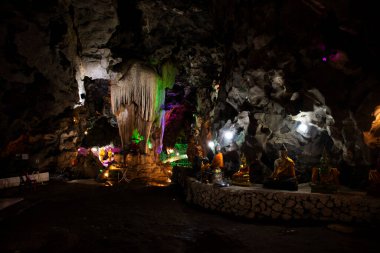 Thai halkı için Wat Tham Nam ya da Su Mağarası Tapınağı 'nın içerisindeki antik Buda ve antik tanrısal melek efsanesine saygı göstererek Tayland, Ratchaburi' deki Photharam 'da kutsal mitolojiyi ziyaret edin.