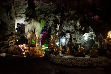 Thai halkı için Wat Tham Nam ya da Su Mağarası Tapınağı 'nın içerisindeki antik Buda ve antik tanrısal melek efsanesine saygı göstererek Tayland, Ratchaburi' deki Photharam 'da kutsal mitolojiyi ziyaret edin.