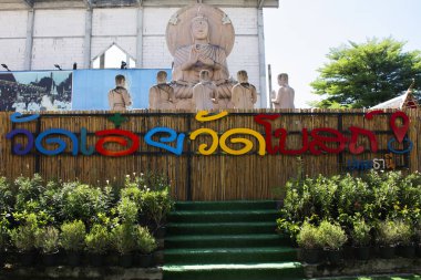 Taylandlı gezginler için antik Buda heykeli 18 Kasım 2023 'te Pathumthani şehrindeki Wat Bot Luang Pu Tian tapınağında kutsal bir gizem için dua ederek ziyaret eder.