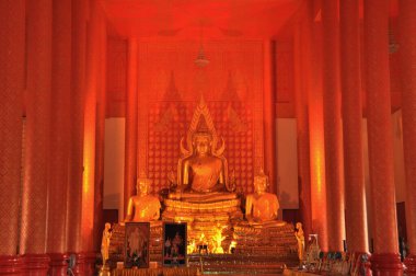 Antik Buda heykeli Taylandlı gezginler için eski bir ubosot. Ziyaret et, dua et, dua et, dua et, dua et ve Tayland Samut Sakhon 'daki Si Wararam Tapınağı' nda kutsal bir efsane.