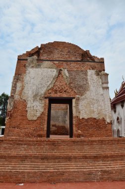 Eski harabeler ve antik harabeler Tayland 'ın Samut Sakhon kentindeki Tha Chalom' da Tha Chin 'de bulunan Wat Yai Chom Prasat tapınağını ziyaret eden insanlar için ahşap çadırı ziyaret ediyor.