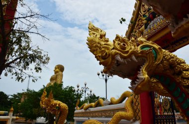 Tayland 'ın Samut Sakhon kentindeki Tha Chalom' da bulunan Wat Lang San Prasit tapınağının antik naga ya da antik naka heykeli gezginler için ziyaret ve saygı dualarını kabul et.