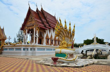 Tayland 'ın Samut Sakhon kentindeki Tha Chalom' da bulunan Wat Lang San Prasit tapınağının antik naga ya da antik naka heykeli gezginler için ziyaret ve saygı dualarını kabul et.