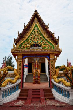 Tai halkı için Wat Lang San Prasit tapınağındaki antik ubosot koro merdivenleri gezginler ziyaret eder ve kutsal mistik dualara saygı duyarlar Samut Sakhon, Tayland 'daki Tha Chalom' da