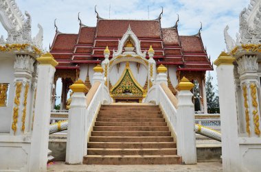 Tai halkı için Wat Lang San Prasit tapınağındaki antik ubosot koro merdivenleri gezginler ziyaret eder ve kutsal mistik dualara saygı duyarlar Samut Sakhon, Tayland 'daki Tha Chalom' da