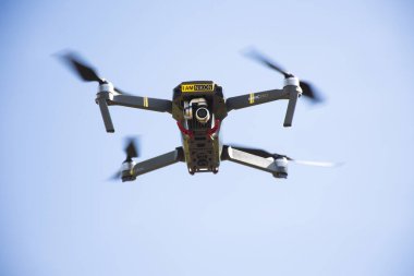 21 Kasım 2023 'te Tayland' ın Lop Buri şehrinde Saraburi ve Lopburi kentindeki ayçiçeği bahçesinde uçan insansız hava aracı ya da insansız hava aracı kamera ve kamera kayıtları.