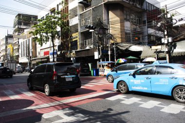 19 Kasım 2023 'te Bangkok, Tayland' da Sampeng Market ve Phahurat Çarşısı 'nın şehir manzarasına bakın. Yerel Tayland halkının yaşam tarzı bisiklet sürüyor.