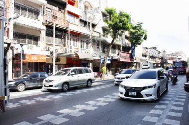 19 Kasım 2023 'te Bangkok, Tayland' da Sampeng Market ve Phahurat Çarşısı 'nın şehir manzarasına bakın. Yerel Tayland halkının yaşam tarzı bisiklet sürüyor.