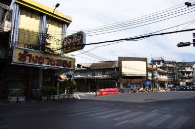 19 Kasım 2023 'te Bangkok, Tayland' da Sampeng Market ve Phahurat Çarşısı 'nın şehir manzarasına bakın. Yerel Tayland halkının yaşam tarzı bisiklet sürüyor.