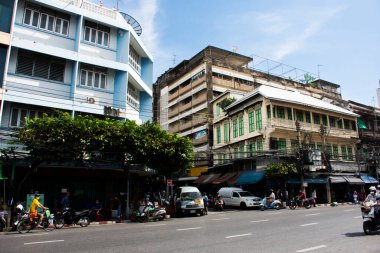 19 Kasım 2023 'te Bangkok, Tayland' da Sampeng Market ve Phahurat Çarşısı 'nın şehir manzarasına bakın. Yerel Tayland halkının yaşam tarzı bisiklet sürüyor.