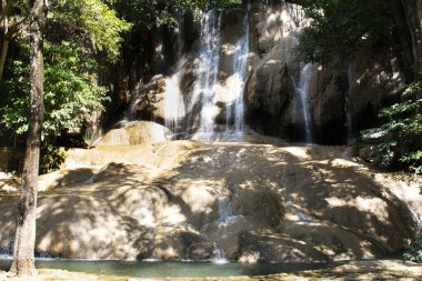 Namtok Sai Yok Noi şelalesini ya da Nam Tok Khao Phang Şelalelerini Tayland 'ın Kanchanaburi kentindeki Saiyok şehrinde gezgin gezginler için dağ ormanlarında ziyaret edin ve dinlenin.