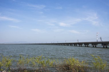 Khuean Pasak Chonlasit Barajı 'nda yüzen demiryolunu izleyin Pa Sak Jolasid barajını geçmek için yola çıkın Tayland, Lopburi' deki Khok Salung 'a seyahat eden Taylandlıları ziyaret edin.