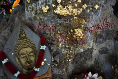 Antik Buda 'nın Wat Khao Sanam Chaeng Tapınağı' ndaki harabelerinde yaşayan Taylandlı gezginler 21 Kasım 2023 'te Lopburi, Tayland' da kutsanmış efsaneler efsanesini ziyaret edip saygı gösterirler.