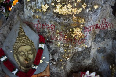 Antik Buda 'nın Wat Khao Sanam Chaeng Tapınağı' ndaki harabelerinde yaşayan Taylandlı gezginler 21 Kasım 2023 'te Lopburi, Tayland' da kutsanmış efsaneler efsanesini ziyaret edip saygı gösterirler.