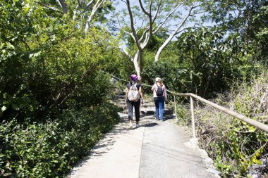 Tai halkı için Wat Khao Sanam Chaeng Tapınağı 'nın antik basamaklarını inşa etmek gezginler için ziyaret etmek dua etmek antik Buda' yı kutsamak ve Lopburi, Tayland 'da mistik efsanelere ibadet etmek.