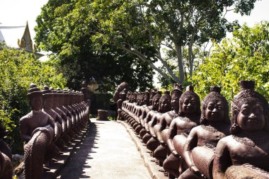Tayland 'da Ban Mi' de bulunan Wat Khao Sanam Chaeng Tapınağı 'nın kutsanmış Buddha gizemini ziyaret edin.