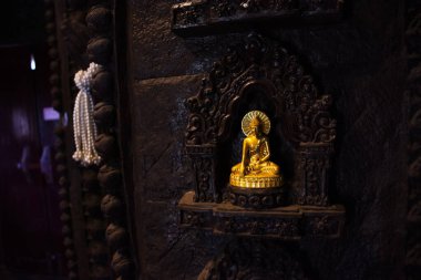 Wat Khao Sanam Chaeng Tapınağı 'nın antik harabelerinde eski Buda. Tayland' ın Lopburi kentinde Baan Mhee 'ye tapınmak için seyahat eden gezginler ve dua eden dua eden efsanelere saygı duyar.