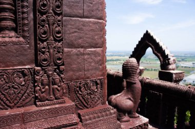 Tayland 'da Ban Mi' de bulunan Wat Khao Sanam Chaeng Tapınağı 'nın kutsanmış Buddha gizemini ziyaret edin.