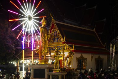 Dış dekorasyon çok renkli lambalar ve Taylandlı gezginler, 27 Kasım 2023 'te Tayland, Nonthaburi' de Lat Pla Duk festivalinde dua ederek seyahat eder.