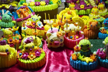 Tayland 'daki Nonthaburi Tayland' da düzenlenen Loy Krathong festivalinde Ganj meleği ya da Khongkha Su Tanrıçası 'nın affı için Tayland' da insanların seçtiği balık yemlerinden yapılan Krathong 'u nehirdeki tören gemisine bindirin.
