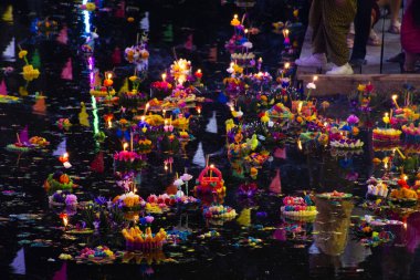 Tayland 'a seyahat eden insanlar Loy Krathong festivaline katılıp Ganj meleği veya Tayland, Nonthaburi' deki Bangbuathong 'daki Khongkha su Tanrıçası' nın affı için nehirde yüzen ayin teknesine katılıyorlar.