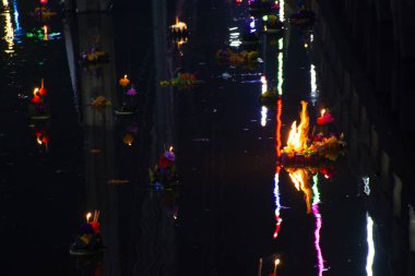 Tayland halkı seyahat ziyareti Loy Krathong festivaline katılın ve Ganj meleği veya Tayland 'ın Nonthaburi kentindeki Khongkha su tanrıçasının affı için yüzen güzel Krathong ritüelini kutlayın.