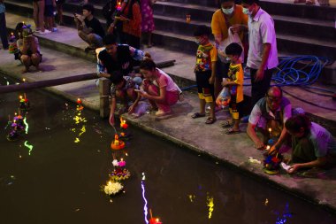 Taylandlı gezgin ziyaretleri Loy Krathong festivaline katılıyor ve 27 Kasım 2023 'te Nonthaburi, Tayland' da bulunan Khongkha Su Tanrıçası 'nın affı için nehirde yüzen bir tekneye biniyor.