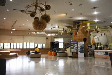 Tayland 'daki Pathum Thani şehrinde 4 Aralık 2023' te ziyaret edilen Tayland gezginleri için modern modern tasarım ve dekorasyon mobilyaları.