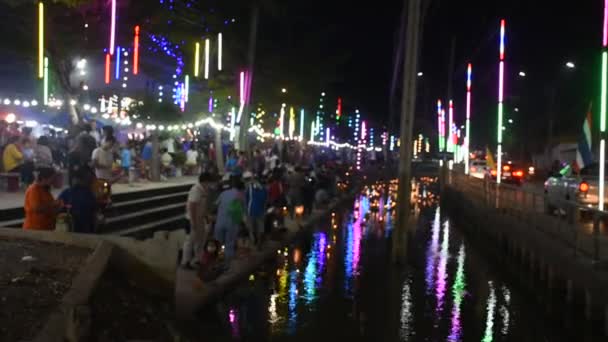 Tajlandczycy Podróżujący Odwiedzają Loy Krathong Festiwal Świętować Pływającego Rytualnego Statku — Wideo stockowe