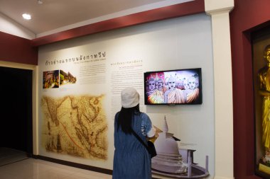 Gezginler Tayland 'da 10 Aralık 2023' te Ayutthaya, Tayland 'da bulunan Wat Dhammaram ya da Thammaram Tapınağı' ndaki müzedeki Phra Upali baş havarilerinin tarihini ziyaret edip öğrenirler.