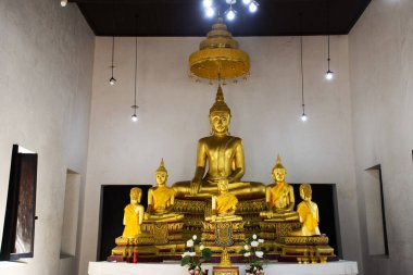 Eski Buda 'nın antik harabelerinde Wat Dhammaram veya Thammaram Tapınağı gezginleri ziyaret eder ve dua eder. Phra Nakhon Si Ayutthaya, Tayland' da kutsaldır.