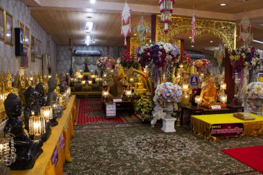 Buda ve Budist aziz kutsal arhat ya da Budizm keşişi Wat Tha Ka Rong ya da Thakarong Tapınağı 'nda seyahat eden insanlar için 10 Aralık 2023' te Ayutthaya, Tayland 'da dua ederek ibadet ediyorlar.