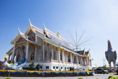 Taylandlı gezginler için güzel ubosot ibadet salonu 10 Aralık 2023 'te Ayutthaya, Tayland' da bulunan Wat Tako ya da Luang Phor Ruay Tapınağı 'nda kutsal ibadethane için Buda' ya dua edin.