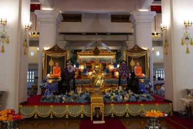 Luang Phor Ruay Budist kutsal arhat ya da Budizm soylu keşişi Wat Tako Tapınağı gezginleri için kutsanmış efsaneleri 10 Aralık 2023 'te Ayutthaya, Tayland' da