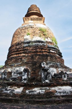 Antik harabeler ve antik harabeler Thai halkı için stupa chedi gezginler Wat Maheyong tapınağındaki Ayutthaya Tayland 'daki tarihi miras alanında mistik bir efsaneyi ziyaret ediyorlar.