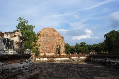 Antik harabeler ve antik harabeler Thai halkı için stupa chedi gezginler Wat Maheyong tapınağındaki Ayutthaya Tayland 'daki tarihi miras alanında mistik bir efsaneyi ziyaret ediyorlar.