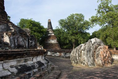 Antik harabeler ve antik harabeler Thai halkı için stupa chedi gezginler Wat Maheyong tapınağındaki Ayutthaya Tayland 'daki tarihi miras alanında mistik bir efsaneyi ziyaret ediyorlar.